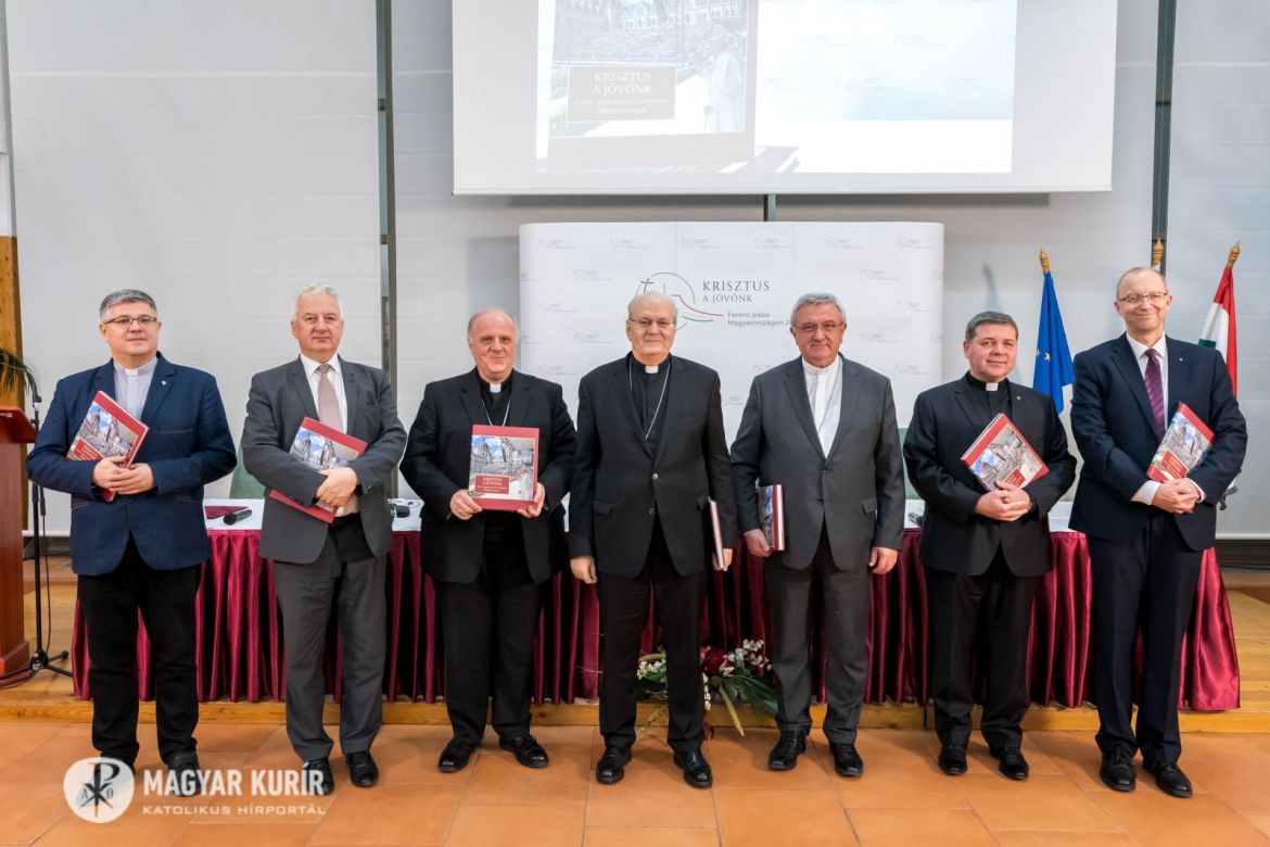Molnár Antal a magyarországi pápalátogatásról szóló díszkötetet bemutatóján