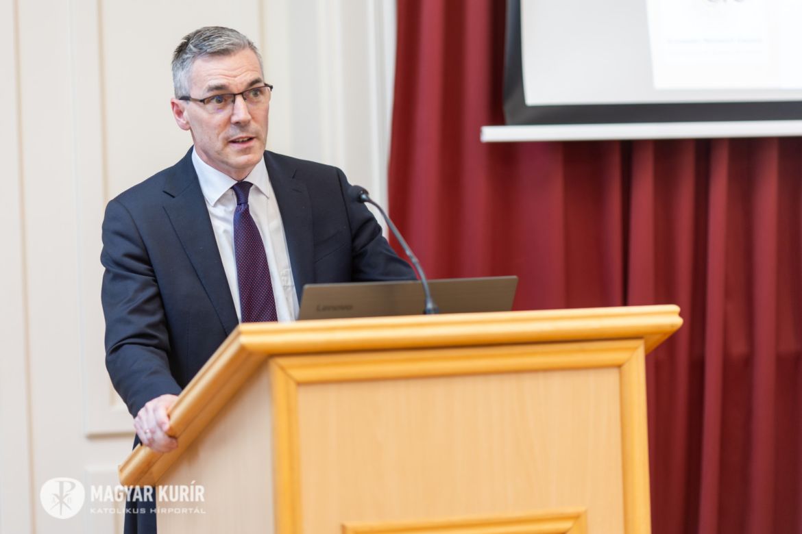 Fejérdy András előadása az Ervin Gábor vértanúról szóló konferencián