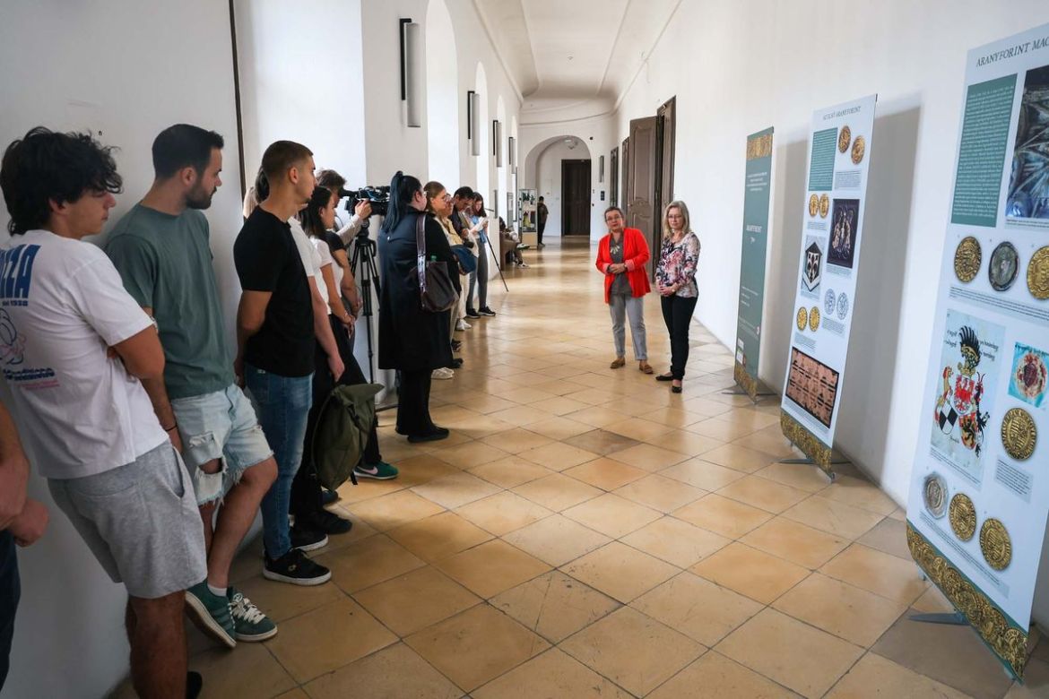 Weisz Boglárka tárlatvezetése a 700 éves magyar aranyforint történetéről