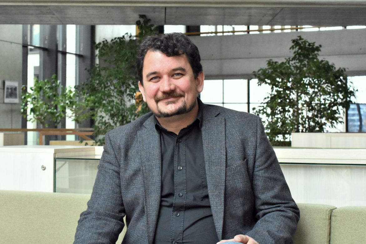 Interjú Kármán Gáborral a Fiatal Kutatók Akadémiája interjúsorozatában