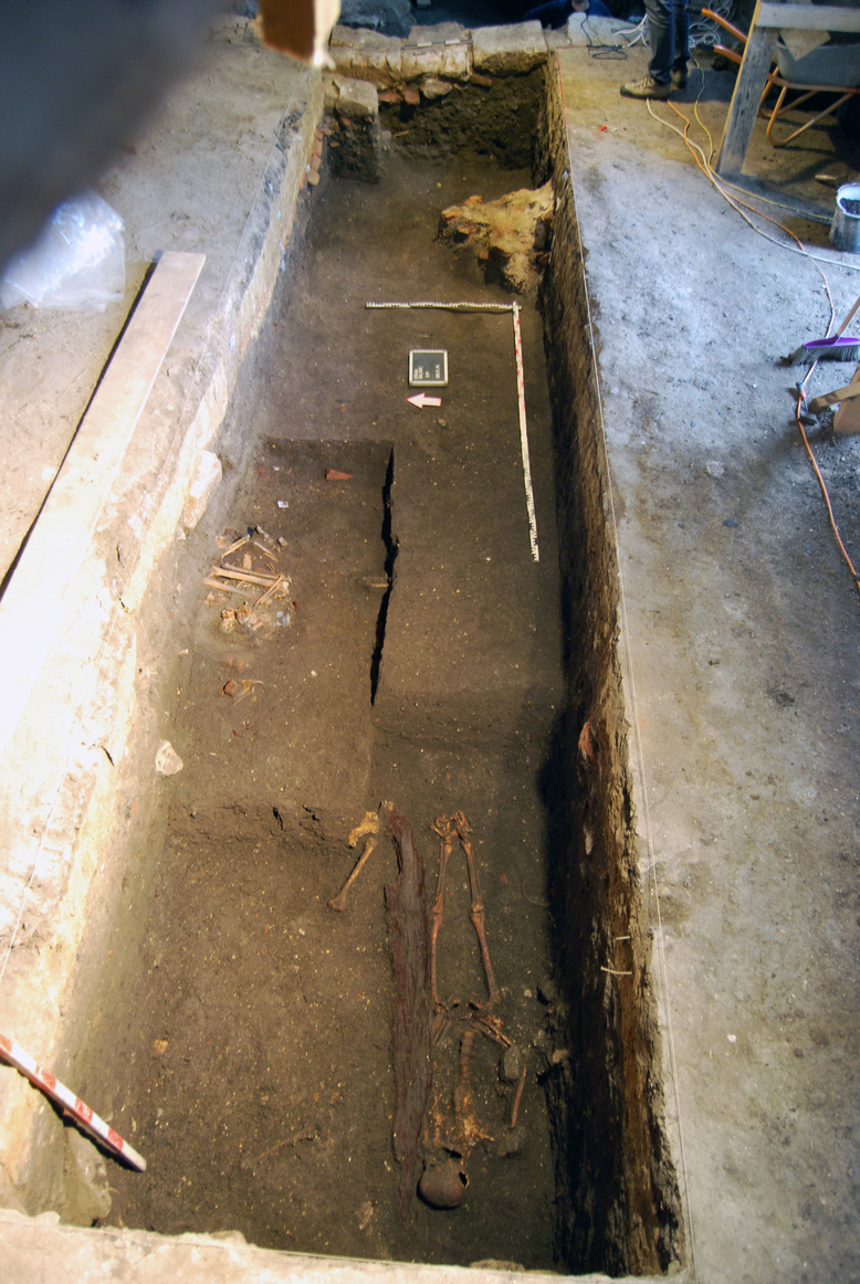 MM E1 temetkezsek a templom hajjban DSC 8094
