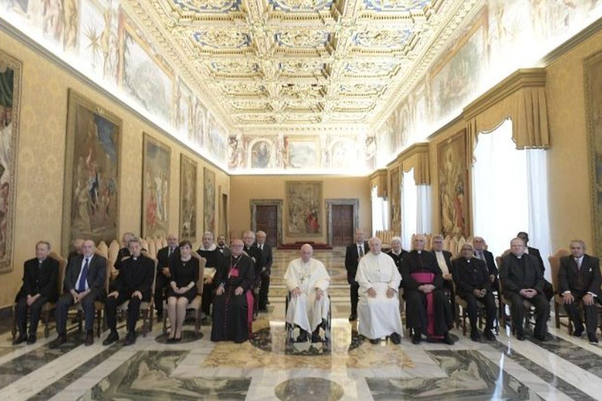 A Pápai Történettudományi Bizottság közgyűlésének tagjait, köztük Molnár Antalt fogadta Ferenc pápa