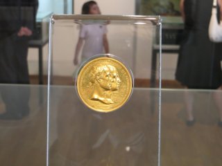 A kiállítás egyik legértékesebb darabja: V. Ferdinánd egyetlen példányban készült felajánlási aranyérme