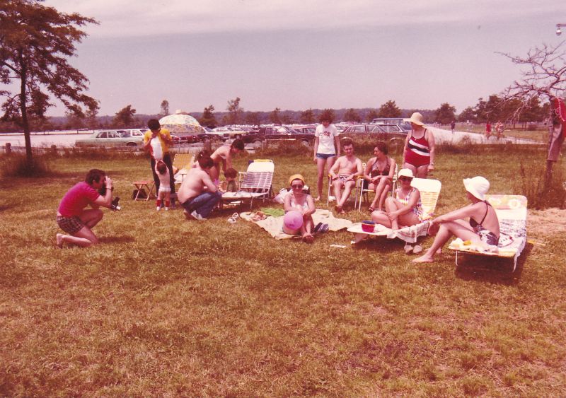 Sunken Meadow igen népszerű pihenőhely volt a magyar közösség számára. E 1980 májusában készült felvételek bizonyítják e tengerpart vonzó jellegét.