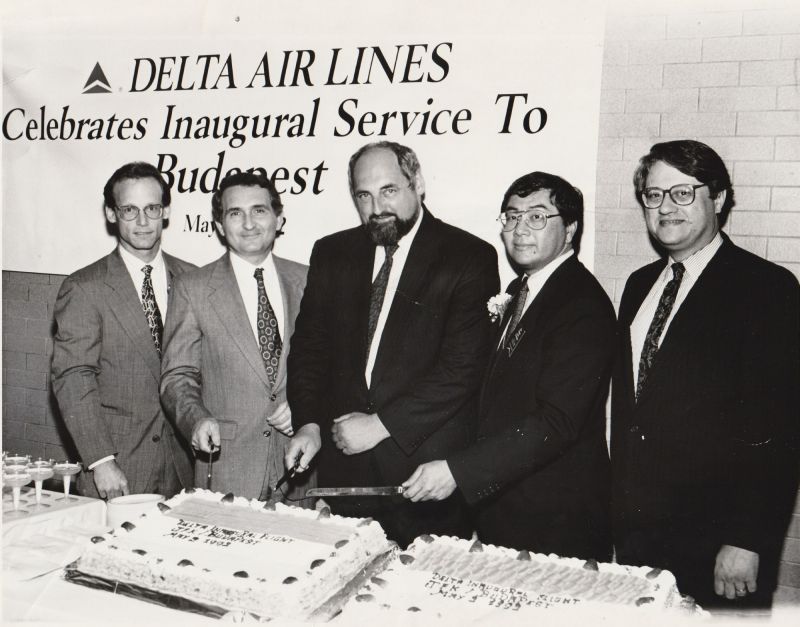1992 májusában a United Airlines beindította a New York-Budapest közötti közvetlen repülőjáratot. Az ebből az alkalomból rendezett ünnepségen jelen volt a magyar ENSZ-nagykövet és a főkonzul is.