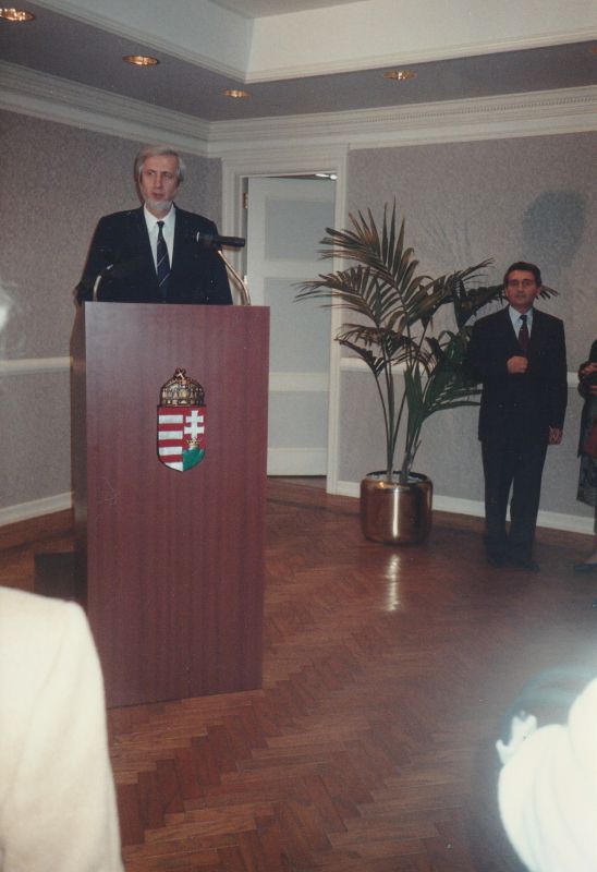 Jeszenszky Géza külügyminiszter 1992 szeptemberében beszédet mond a magyar ENSZ-képviseleten