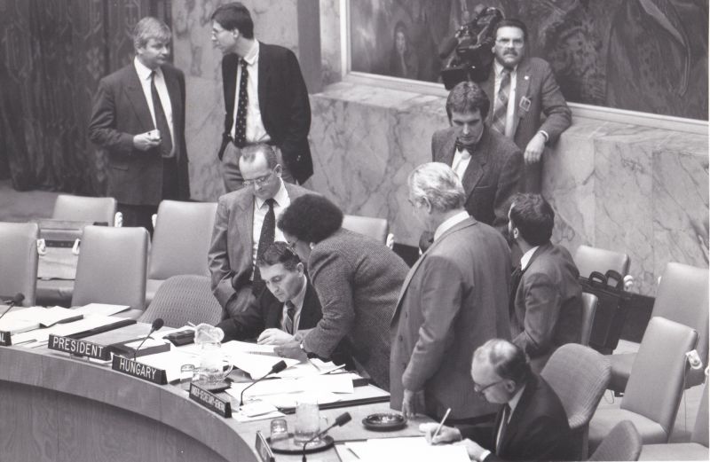 1992 novemberében az ENSZ-titkárság munkatársai segítséget nyújtanak a havi soros magyar elnökségi ülés beindításához