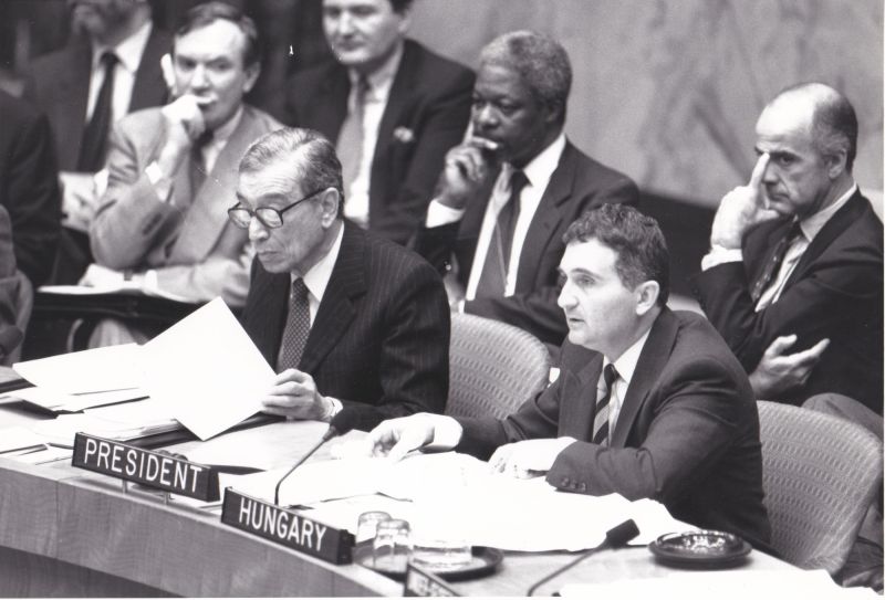 A Biztonsági Tanács magyar elnöke mellett ül Boutros Boutros-Ghali ENSZ- főtitkár, mögötte pedig Kofi Annan, a később megválasztott ENSZ-főtitkár