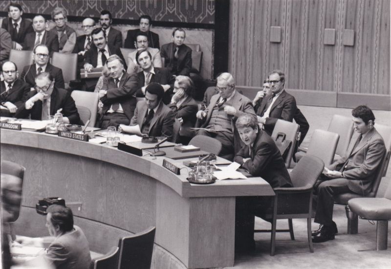 1979 januárjában került sor arra, hogy Magyarország, mint nem tagja a Biztonsági Tanácsnak,  a kambodzsai kérdésben szót kért. A szabályok szerint a nem-tagok a testület patkó alakú asztalának legvégén foglalnak helyet és szólalnak meg.