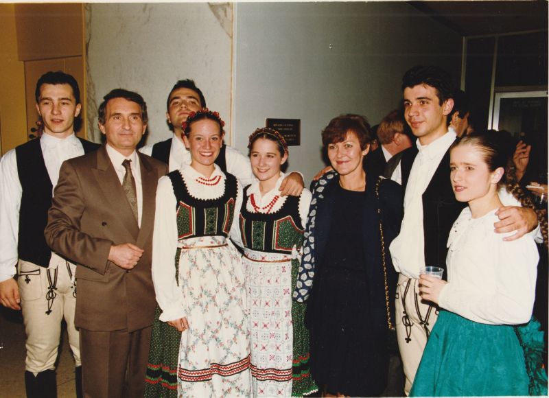 1993-as kép egy amerikai magyarokból álló zene- és tánckar fellépéséről az ENSZ-képviseleten