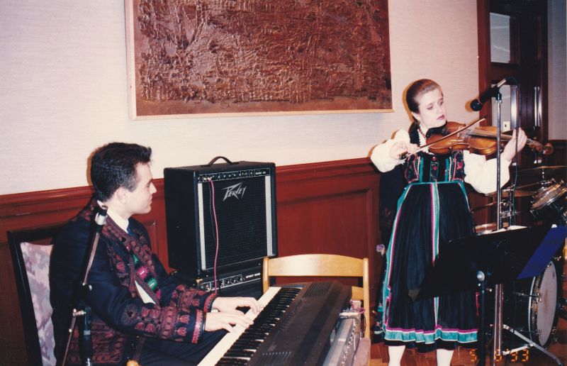 1993-as kép egy amerikai magyarokból álló zene- és tánckar fellépéséről az ENSZ-képviseleten