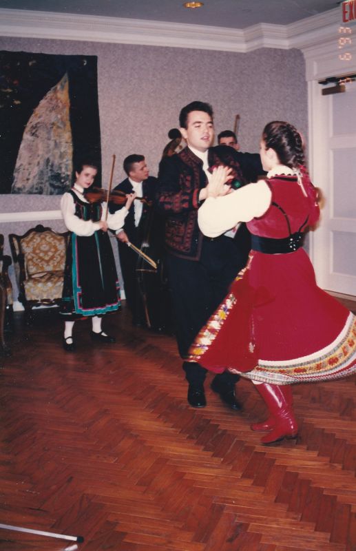 1993-as kép egy amerikai magyarokból álló zene- és tánckar fellépéséről az ENSZ-képviseleten