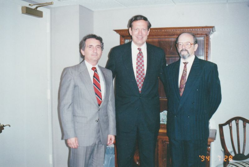 1994 júliusában New York állam kormányzói tisztéért folytatott választási kampányában ENSZ-képviseletünkre látogatott a magyar származású George Pataki