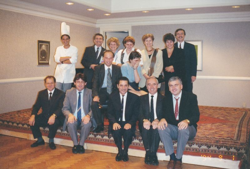 Diplomaták, gépkocsivezetők, szakácsok és mások közös fényképe 1994 szeptemberében ENSZ-képviseletünkben