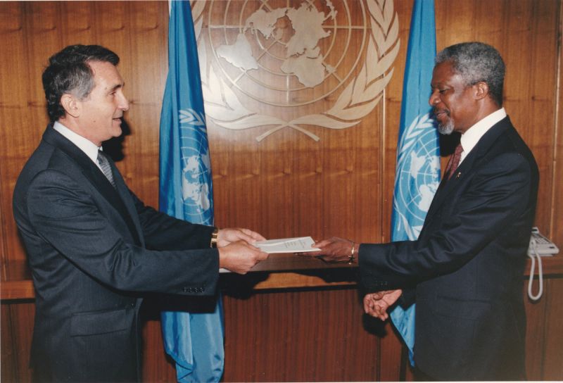 A nagyköveti megbízólevél átadása Kofi Annan ENSZ-főtitkárnak 1997 szeptemberében