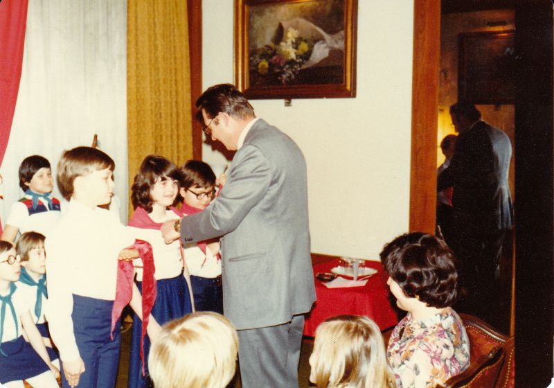 1979 áprilisában az ENSZ-képviseleten megemlékeztek március 21 és április 4 évfordulóiról. Ebből az alkalomból Hollai Imre ENSZ-nagykövet vörös nyakkendőket osztott szét a magyar családok gyermekeinek.