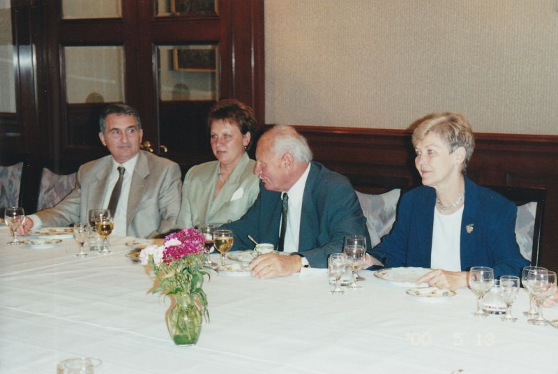 Beszélgetés Göncz Árpád köztársasági elnökkel az ENSZ-képviseleten 2000 májusában. 83. Fénykép az elnöki párral az ENSZ-képviseleten 2000 májusában
