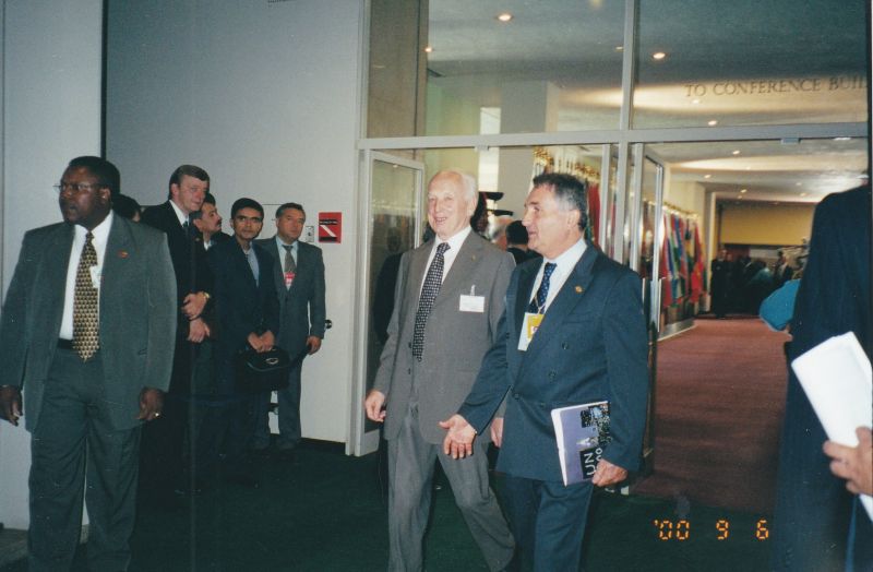 Mádl Ferenc köztársasági elnök érkezik az ENSZ 2000. évi szeptemberi közgyűlésére