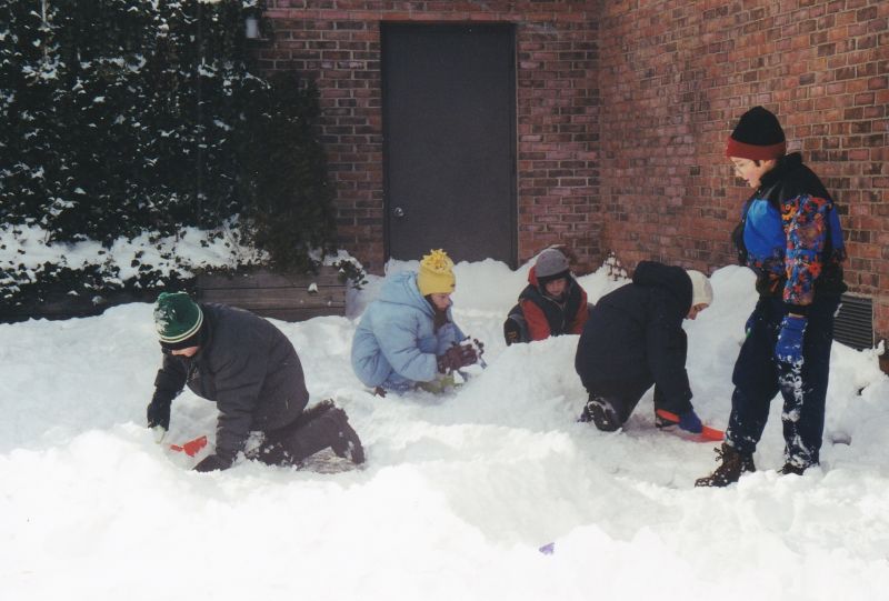 New York-i gyermekeink az ENSZ-képviselet behavazott teraszán 2000 decemberében