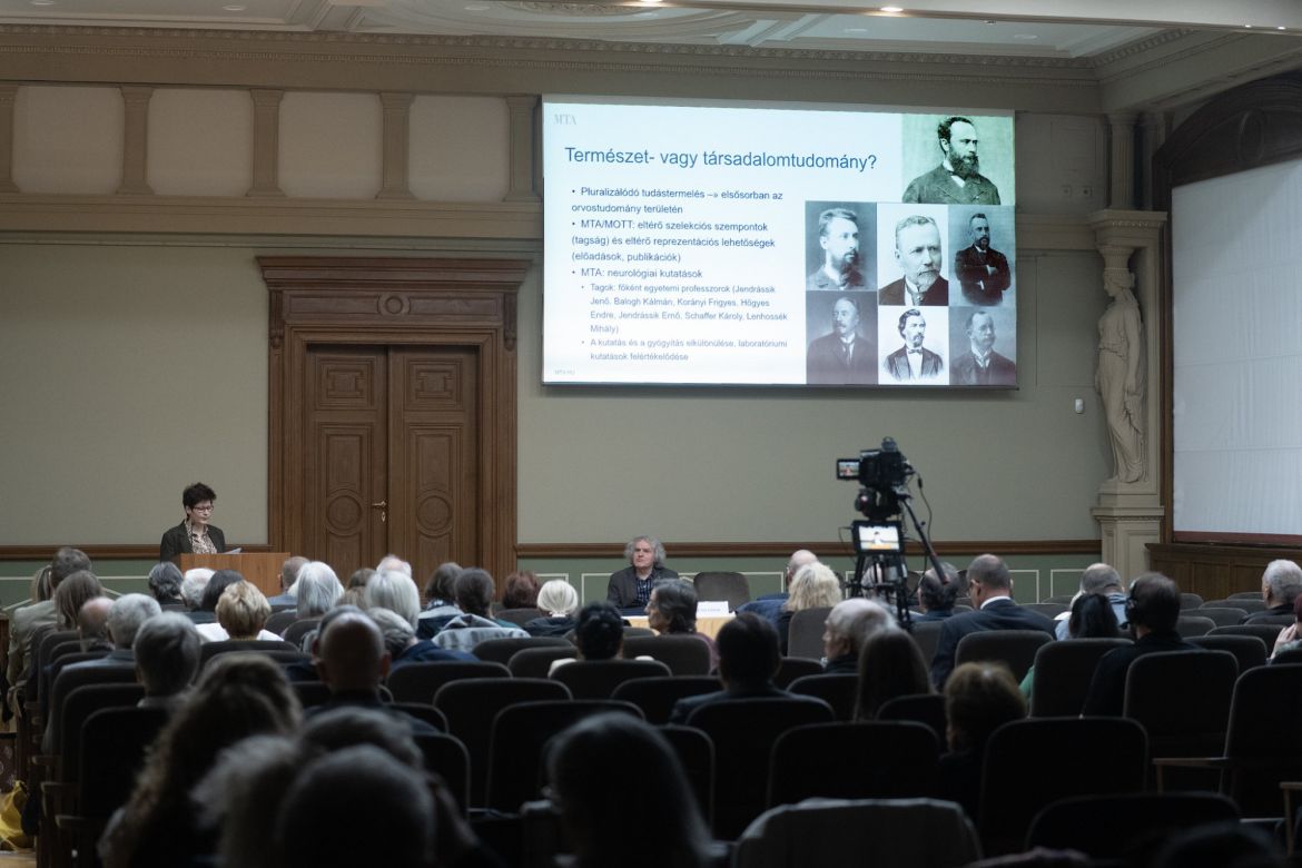 Fejezetek a Magyar Tudományos Akadémia 200 éves történetéből | Konferencia