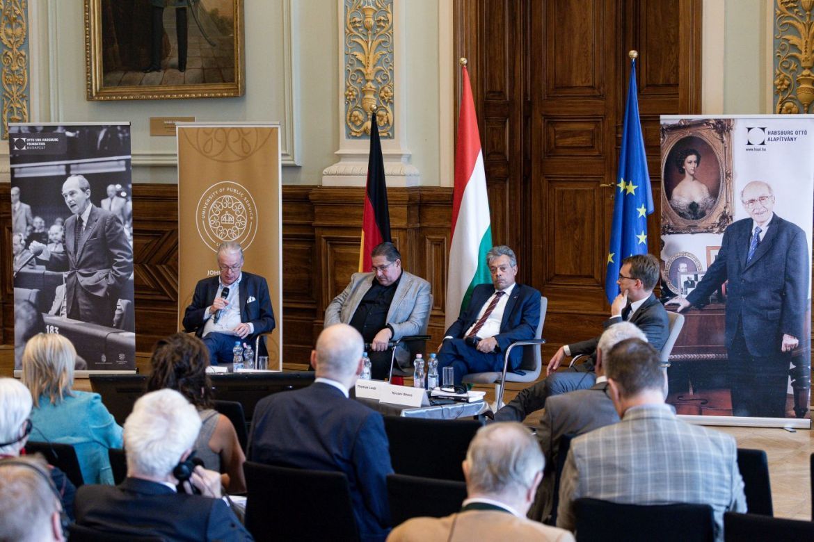 Andreas Schmidt-Schweizer előadása a Közszolgálati Egyetemen. Kép: Habsburg Ottó Alapítvány Facebook