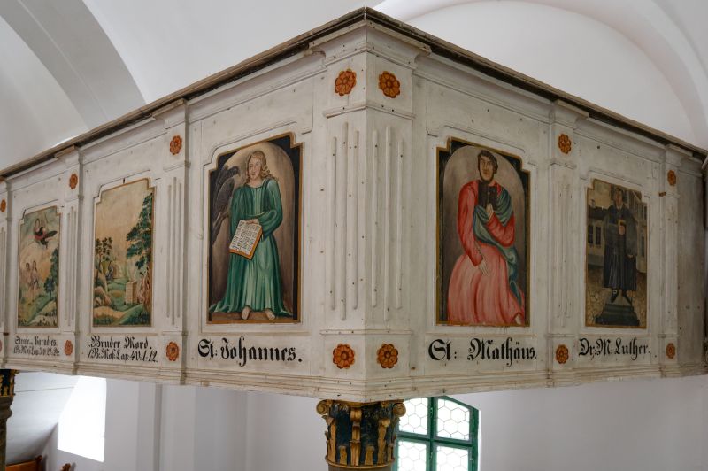 A karzat nyugati oldala – a jobb sarokban Luther Márton portréja. Fotó: Balás László