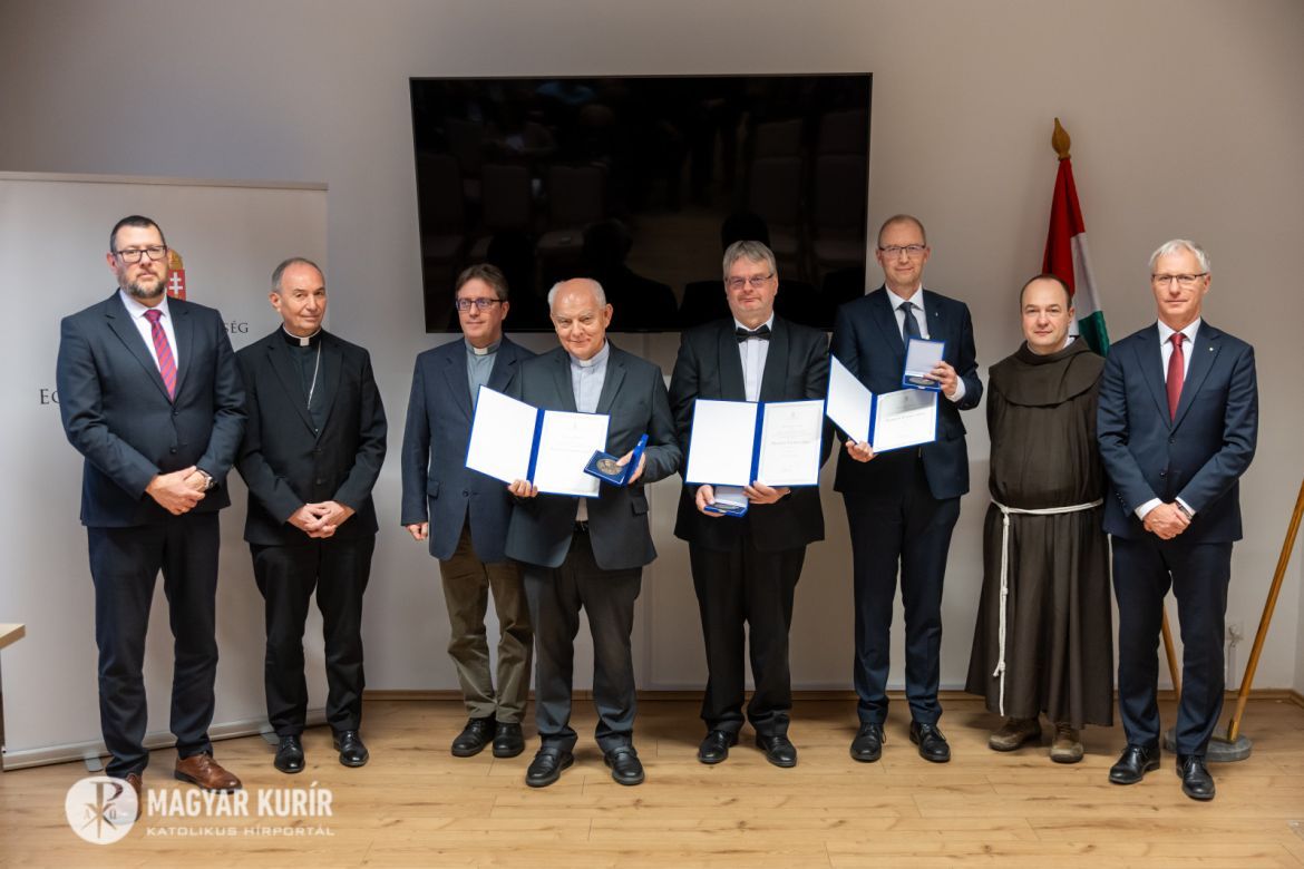 Fraknói Vilmos-díjat kapott Molnár Antal. Fotó: Lambert Attila/Magyar Kurír