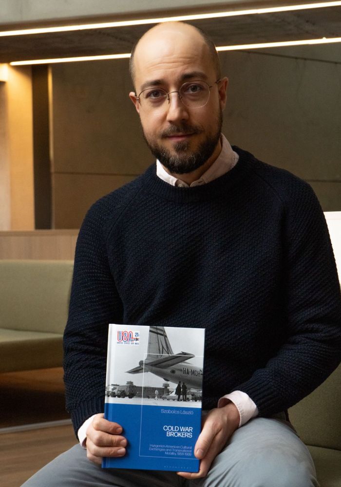 László Szabolcs a kötettel. Benkó Tamás fotója