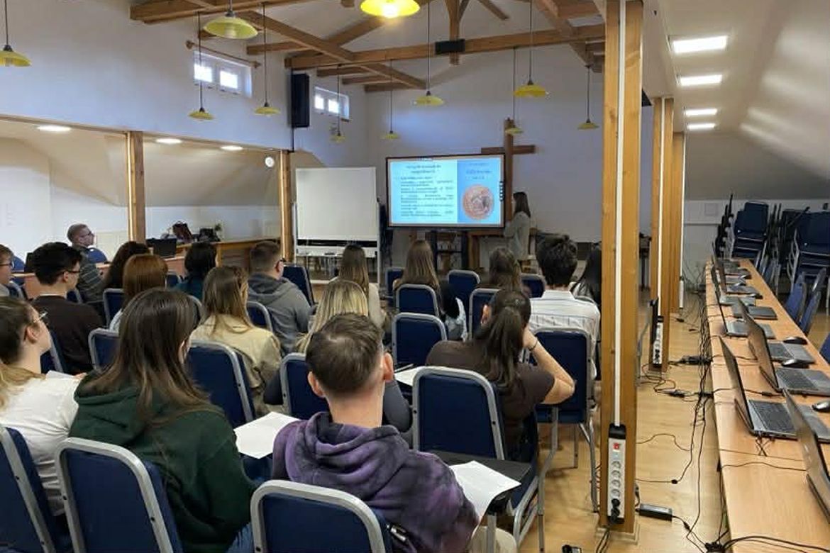 Szalai Ágnes előadása Bonyhádon 