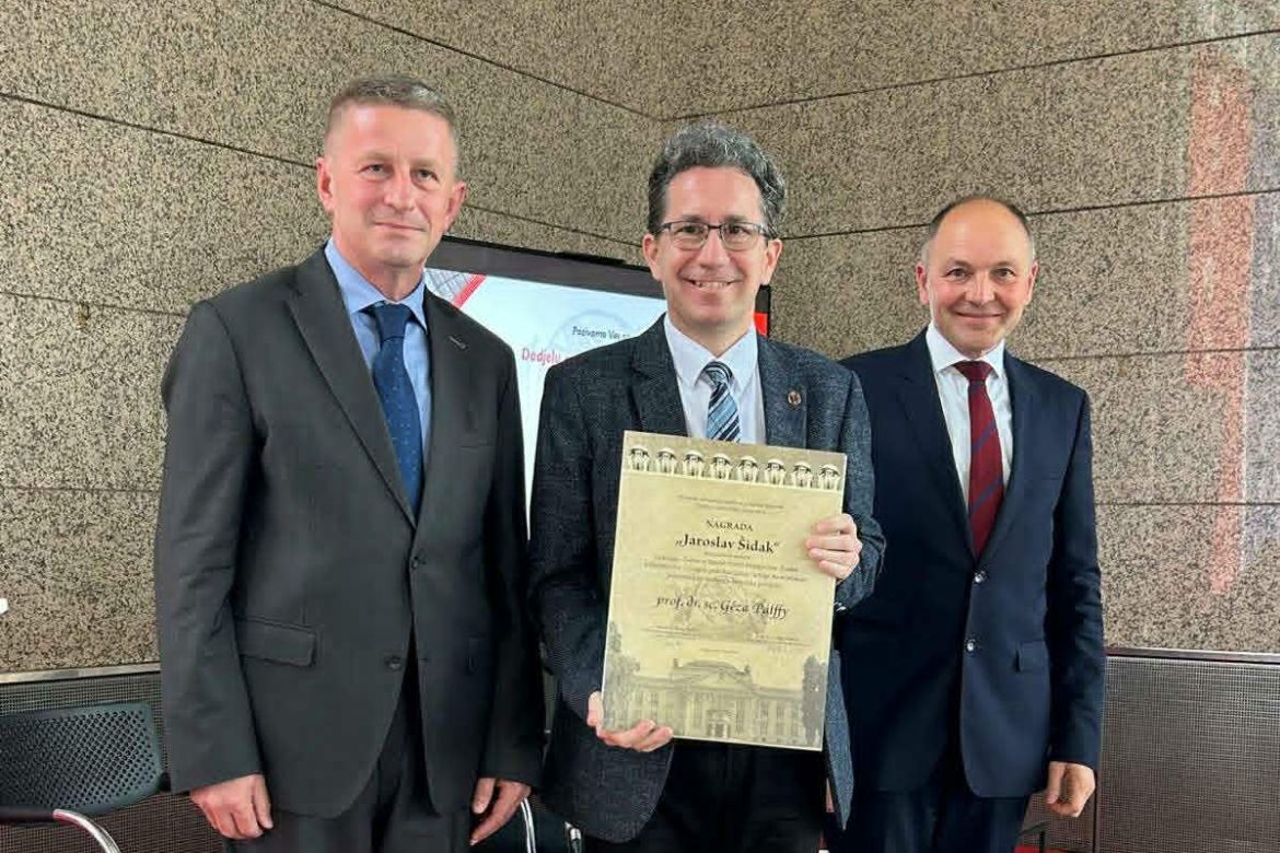 Pálffy Géza a díjjal a két díjátadó, Željko Holjevac és Hrvoje Petrić professzor társaságában. Fotó: Suzana Simon