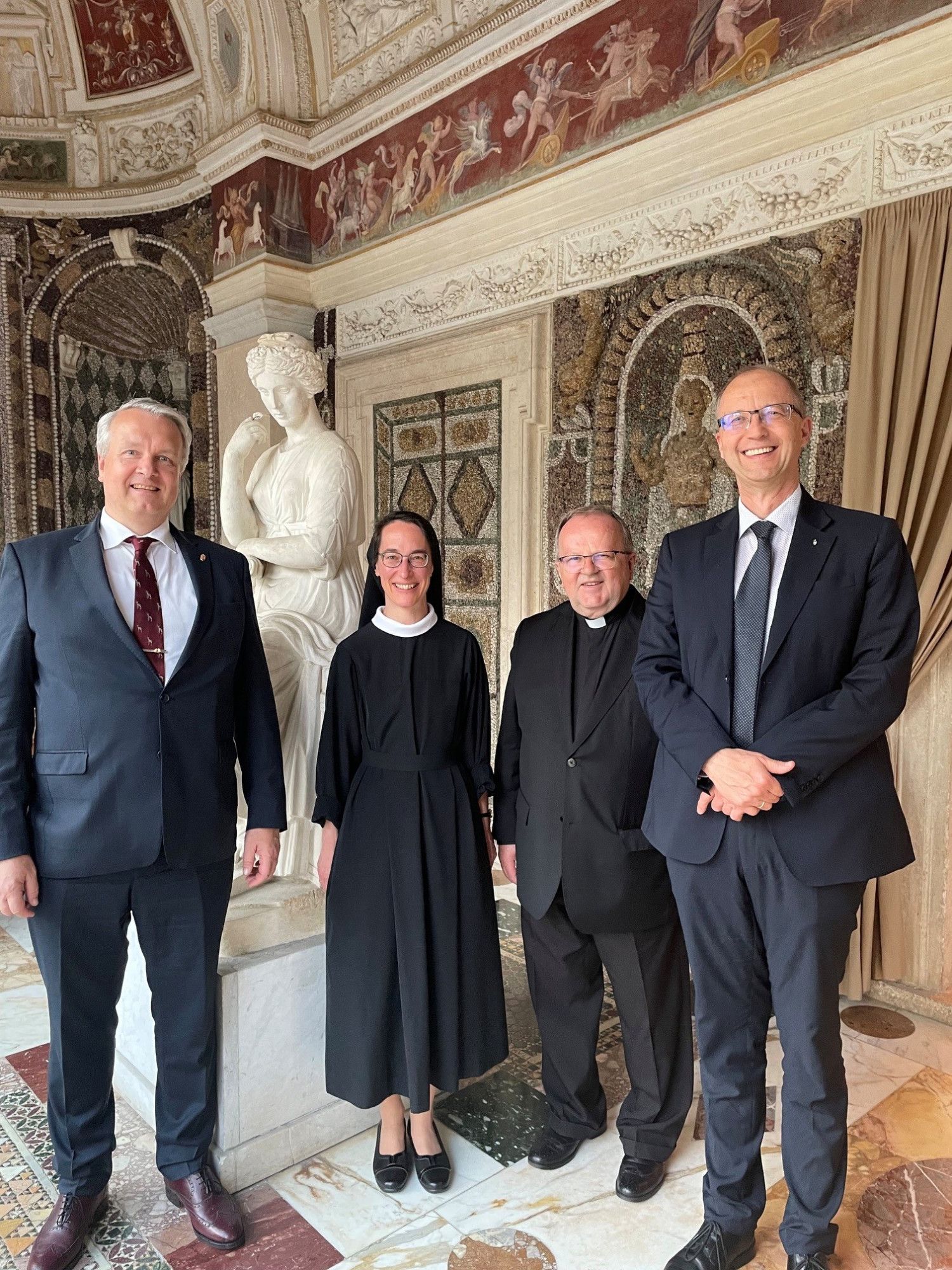 Kveck Péter, Magyarország szentszéki nagykövete, Zátonyi Maura OSB, a  Pápai Szent Anzelm Egyetem tanára, Marek Inglot SJ, a Történettudományok Pápai Bizottságának elnöke és Molnár Antal