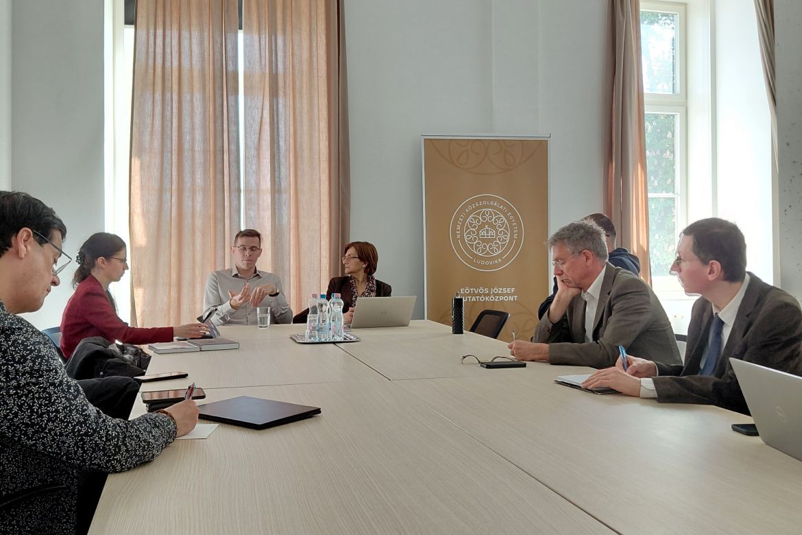 Oborni Teréz és Rácz Balázs Viktor az NKE szemináriumsorozatán