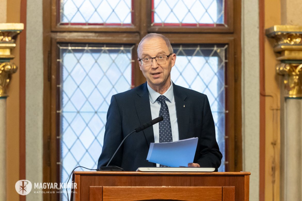Fejérdy András munkásságát Molnár Antal méltatta.