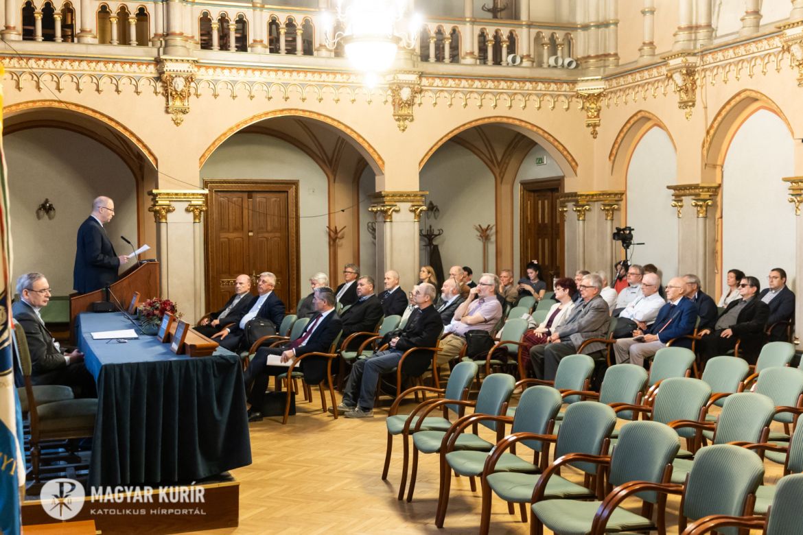 Fejérdy András munkásságát Molnár Antal méltatta. Fotó: Lambert Attila/Magyar Kurír